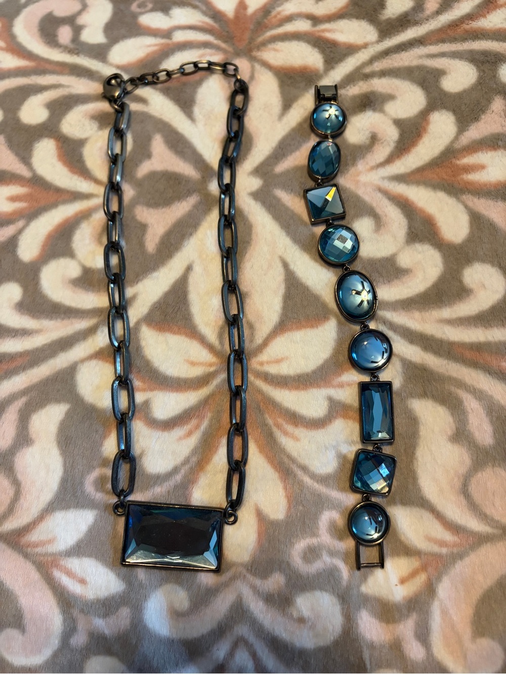 Blue stones with black metal links.🖤💙